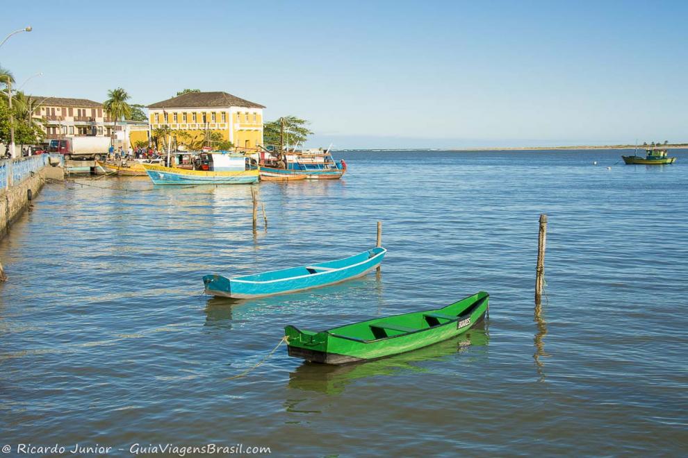 Imagem de canoas em Conceição da Barra